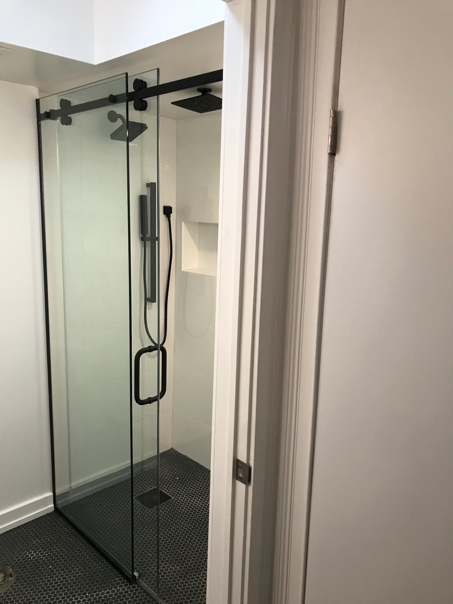 Sliding shower door installed by Makibaki in a Wheeling, IL bathroom