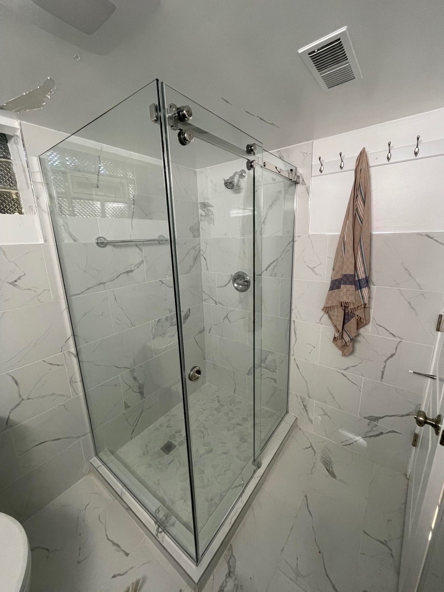 Sliding shower door installed by Makibaki in a Des Plaines, IL bathroom