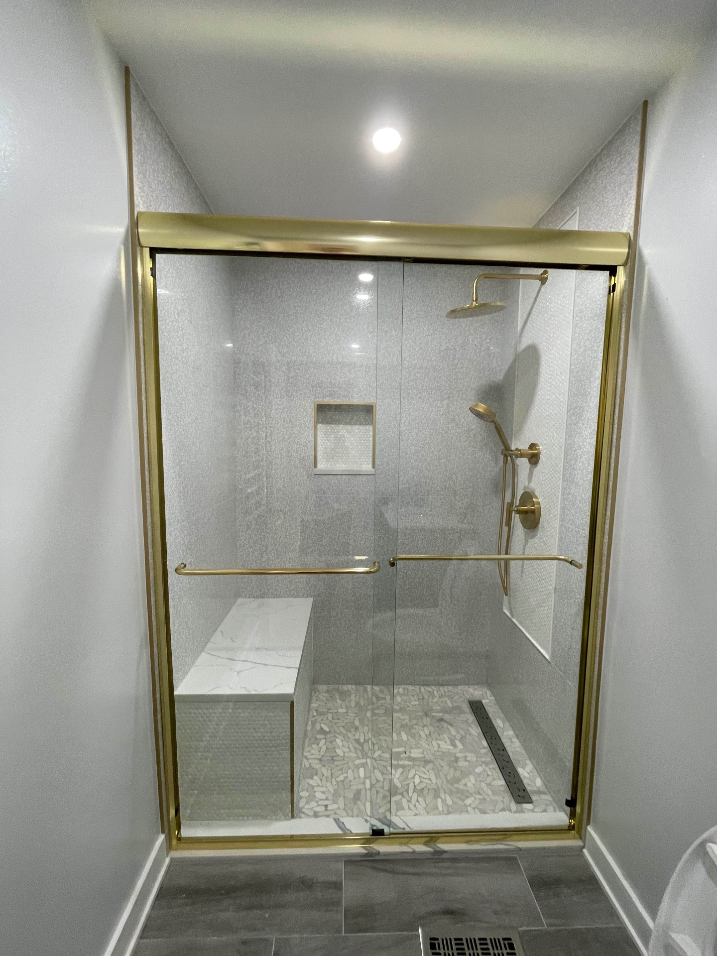 Sliding shower door installed by Makibaki in a Buffalo Grove, IL primary bath