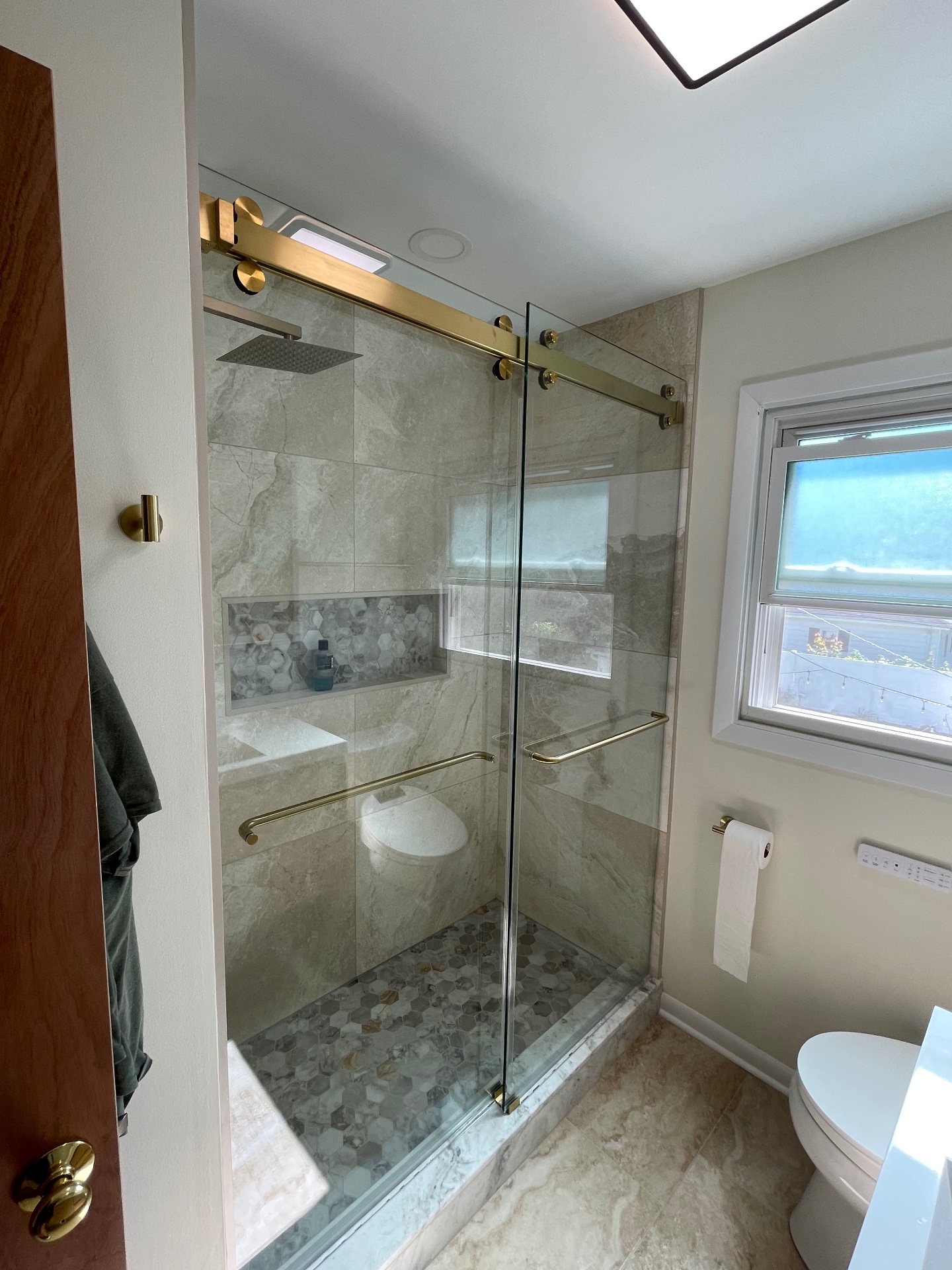 Sliding shower door installed by Makibaki in a Streamwood, IL bathroom