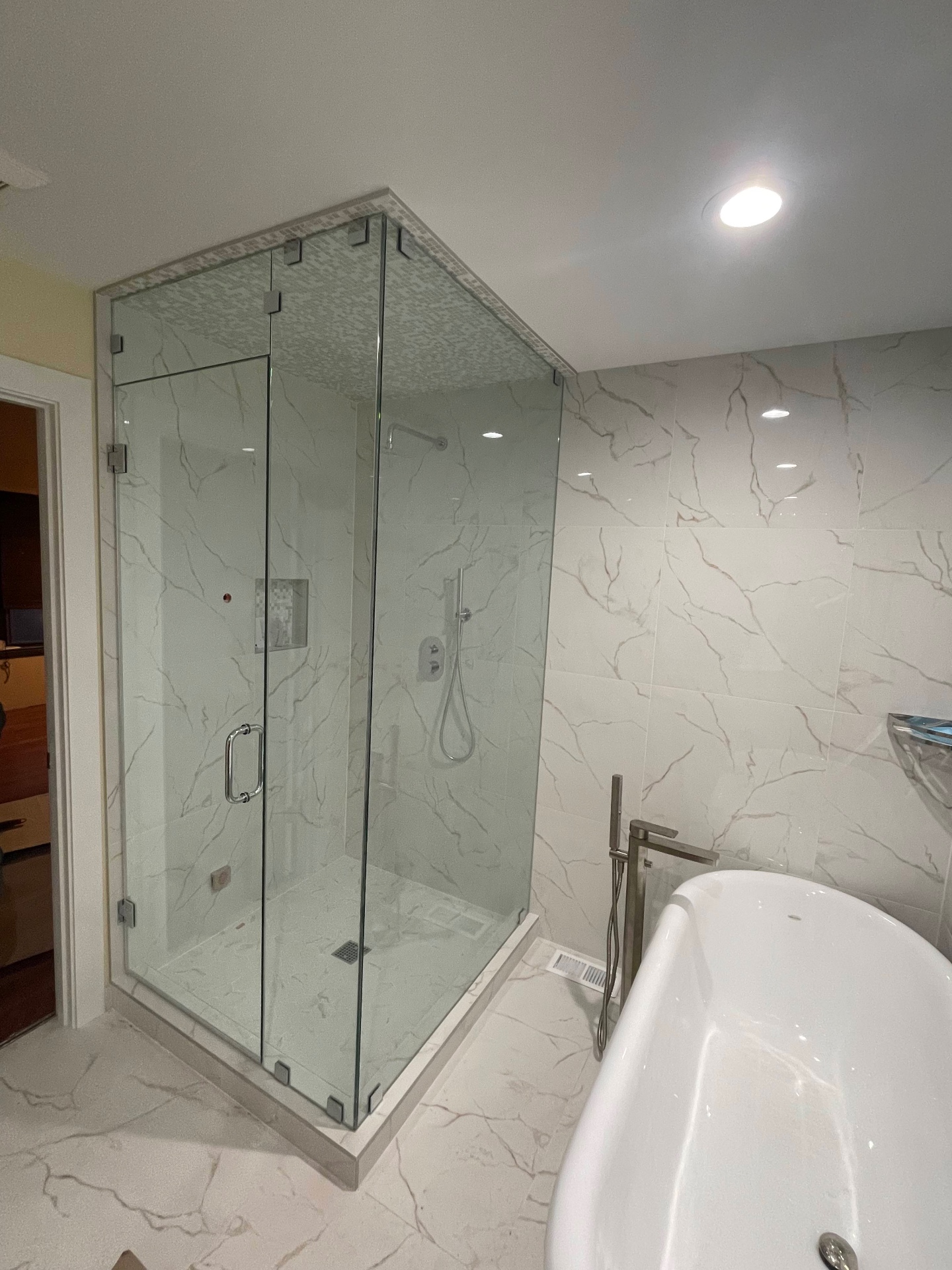 Luxury frameless steam shower installed by Makibaki in a Lake Forest, IL primary bath