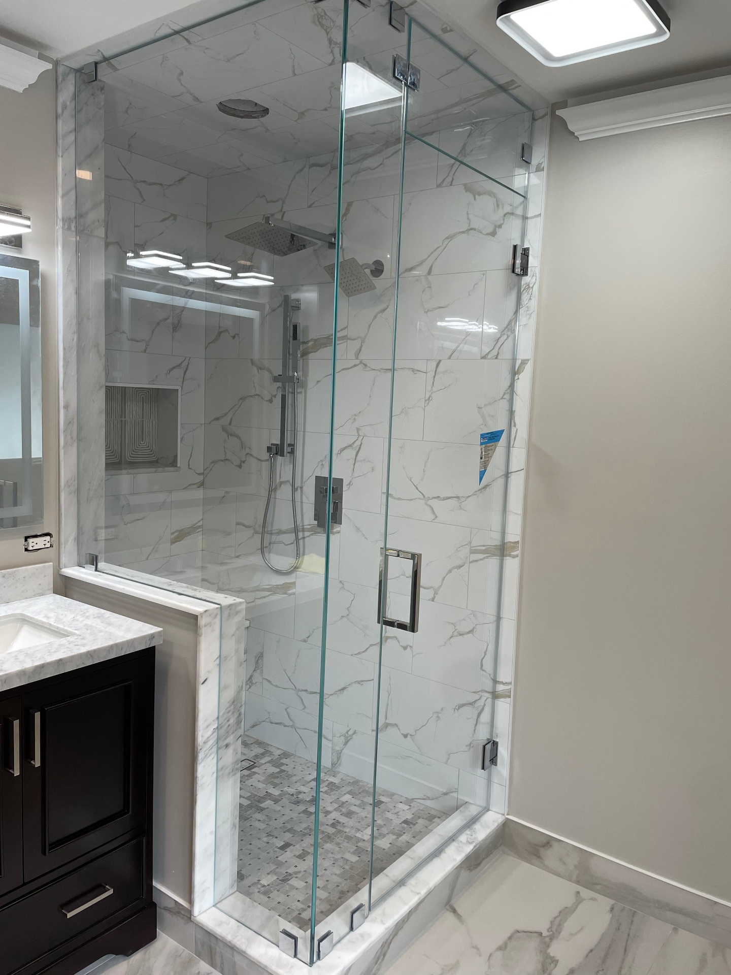 Custom steam enclosure installed by Makibaki in a Highland Park, IL primary bath